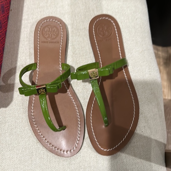 *Brand New* with box and storage bag Tory Burch leaf green Leighanne flat thong - Picture 2 of 6